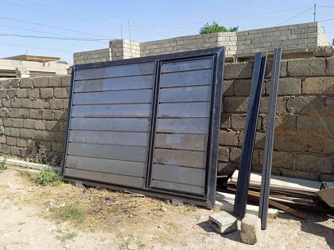 للبيع!!!
باب الحوش سلايت (2×2.80) سعر 475
                                                         ***********
