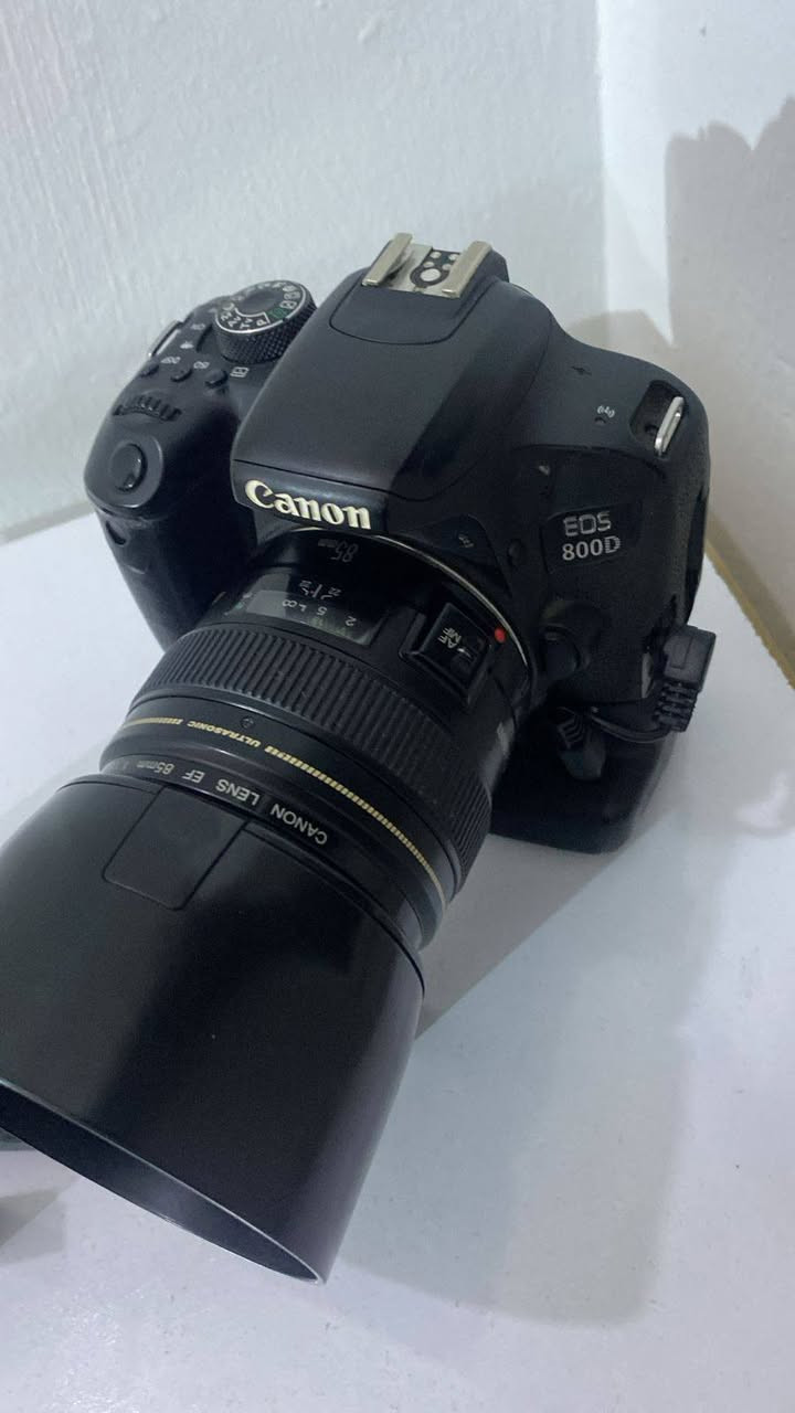 كانون D800 للبيع مع عدسه ٨٥ملم رنك ذهبي
فتحه 1.8وكرب وثلاث بطاريات
 السعر 600وبيها مجال بغداد
***********
