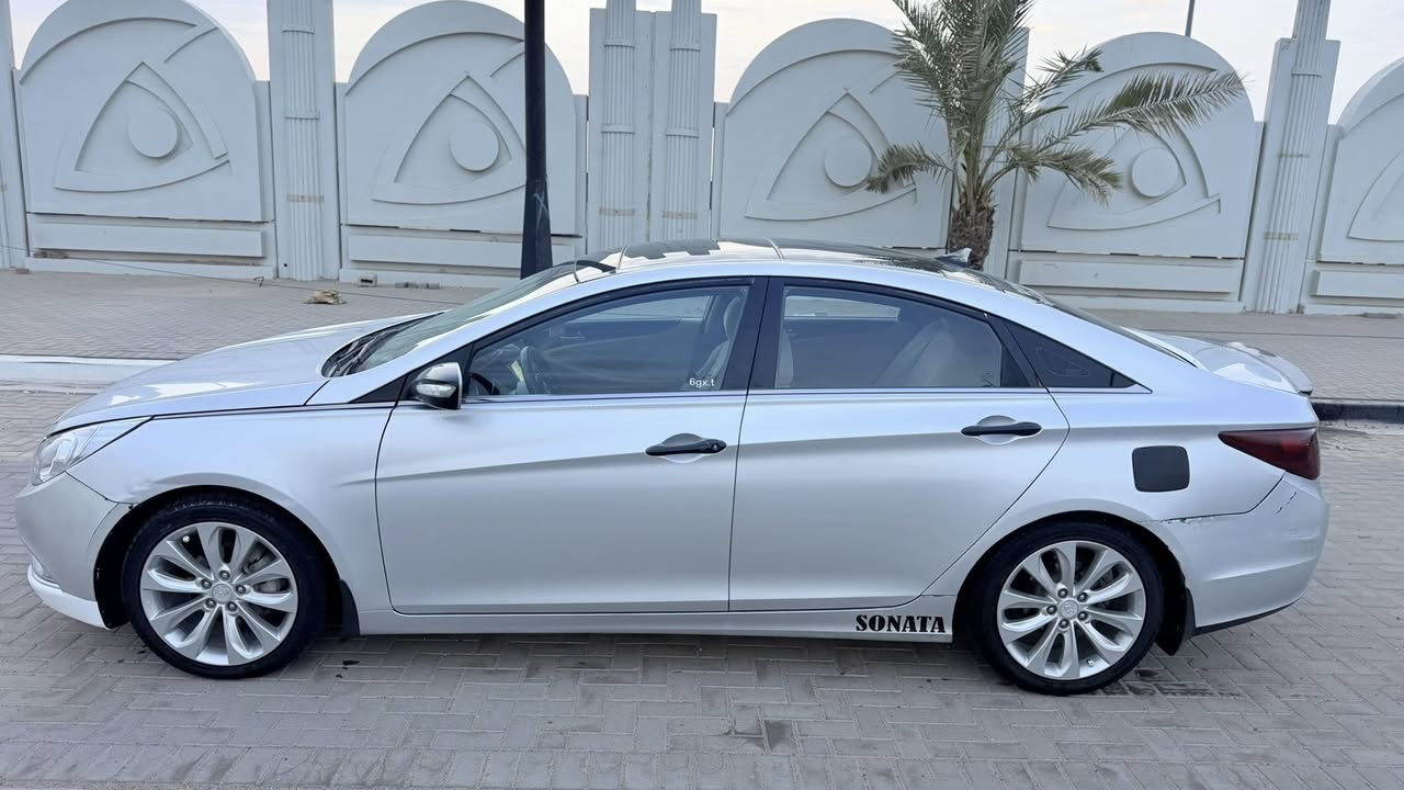 السلام عليكم هيونداي سوناتا 2011 خليجي فول مواصفات محرك 2400 دواخل بيجي بانوراما حساسات خلفية كاميرا خلفية لايت زنون عالي ناصي ويل كب حجم 18 عدد 5 مرايا كهربائية شفط مع اشارة بالمرايا ابواب بصمة توجد رشة صبغ (صندوق+بنيد) بسبب الجرد بدون اي معجون او إصلاح مع تبديل الداير مال المدگر الخلفي بسبب التآكل يعني الضرر قبل قبق البانزين بسيط دواخل السيارة توجد بها تشغيل بصمة تبريد قطعتين امامي خلفي كشنات كهربائية مع تدفئة بالكشنات (القمارة الداخلية تحتاج الى إدامة) 
رقم جديد بأسمي سنوية تنتهي سنة 2030 الرقم الجديد 

السعر 95 ورقة قابلة للتفاوض
***********
