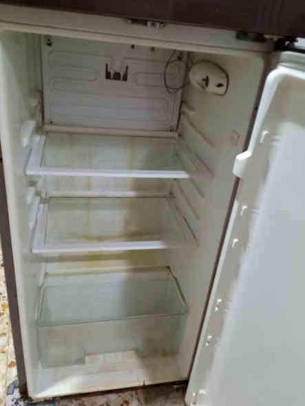 سلام عليكم ثلاجه للبيع نضيفه ماطور جديد غاز جديد شرط الثلج بس رجليه من كدام طاكات للبيع اتصال ‏‪***********‬‏
