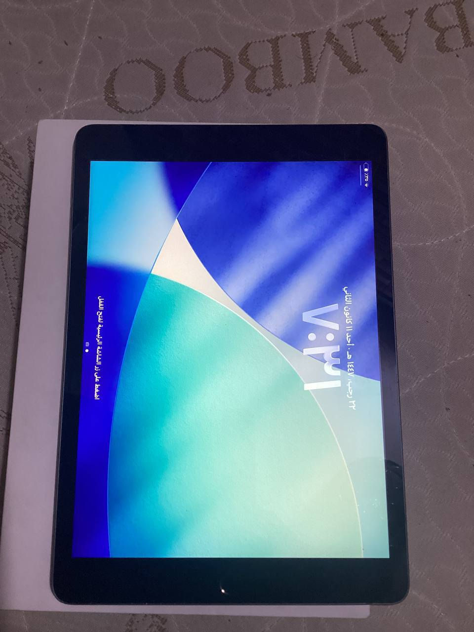 ايباد 9 ذاكرة 64 سيم كارت و واي فاي
مبدل كلاس و البصمه واكفه الدكمه شغاله و كلشي شغال الايباد يجي وياه الكارتون بس 
سعره 200 و بيه مجال قليل مكاني بغداد
***********
