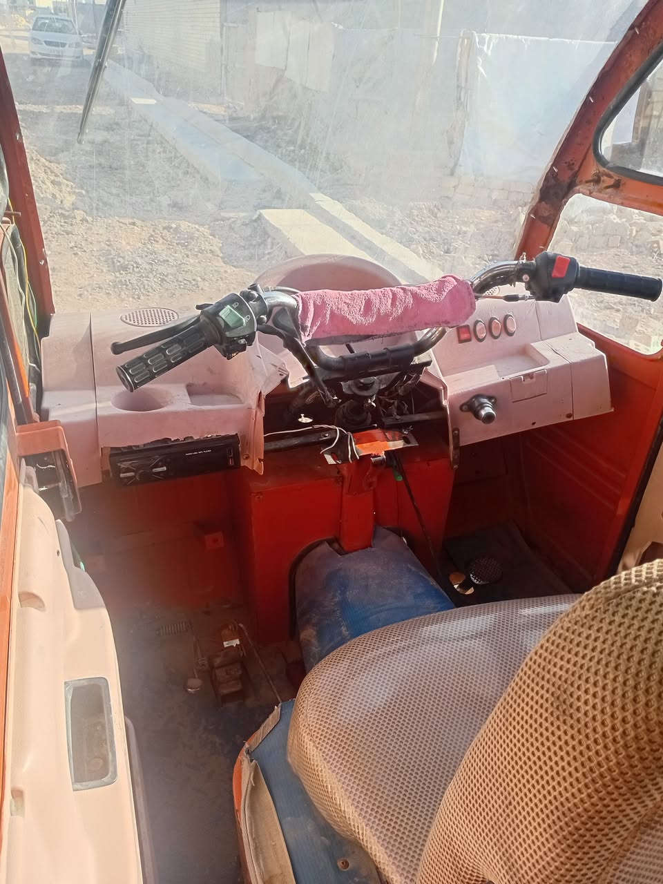 سلام عليكم تكتك للبيع غراضهه مال ستوته شغاله كهرباء كله شغال اوراق اصولي السعر ٩٠٠ عنوان بغداد حي البتول رقمي ***********
