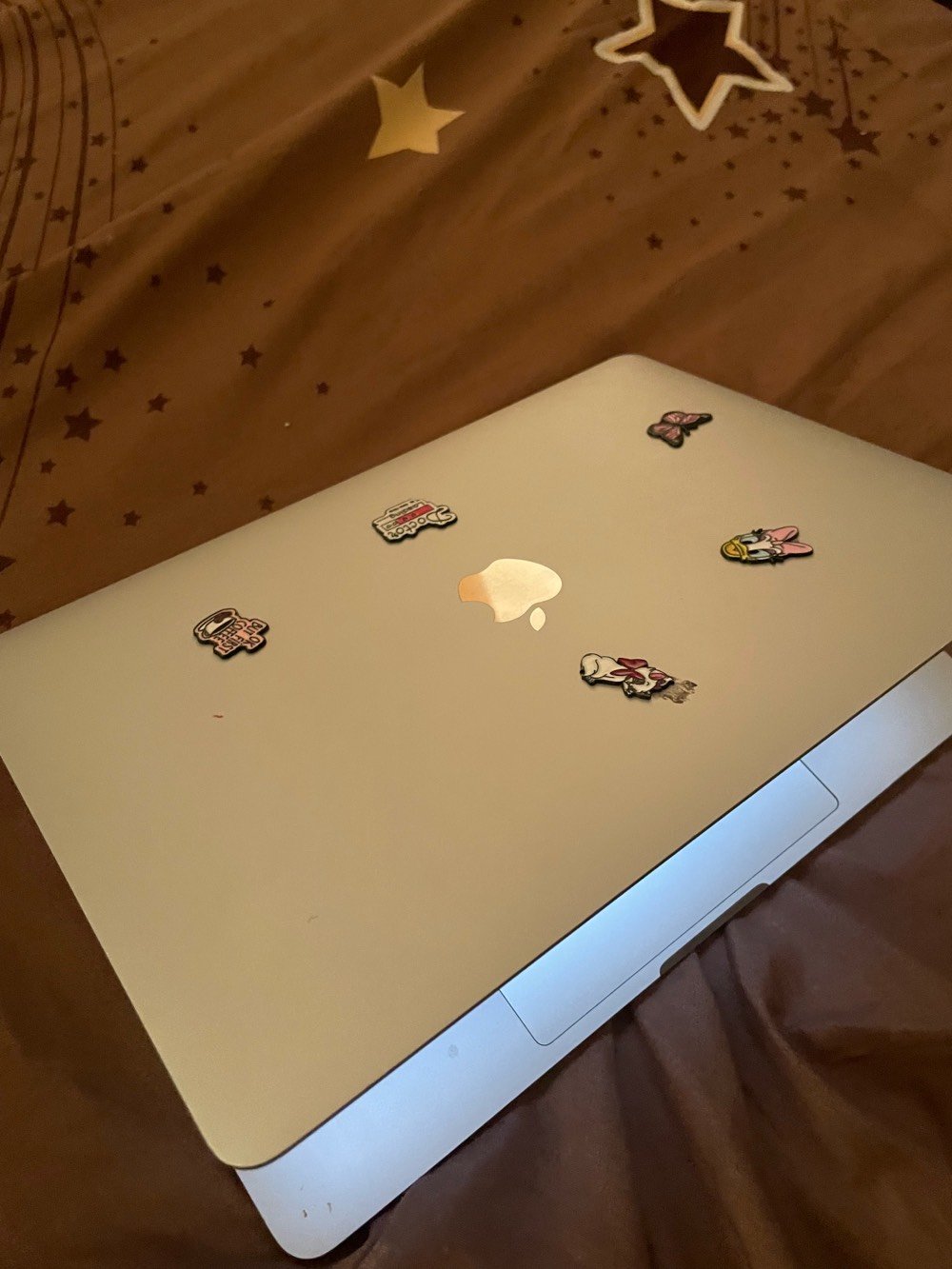 للبيع MacBook Pro 13” (2017)

* 💻 الموديل: MacBook Pro 13-inch 2017
* ⚙️ المعالج: Intel Core i5 بسرعة 3.1GHz
* 🧠 الرام: 8GB
* 🎮 كرت الشاشة: Intel Iris Plus Graphics 650
* 🔌 المنافذ: 4 منافذ Thunderbolt 3 (USB-C)
* 🖥️ الشاشة: 13 إنش
* 🍎 النظام: macOS Ventura 13.7.8
* ✅ الجهاز شغال وما بيه أي مشاكل بالأداء.
* ⚠️ الملاحظة الوحيدة: التراك باك (Trackpad) عطلان قفله 650