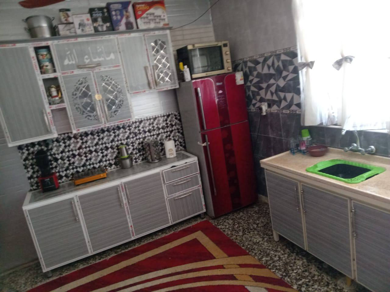 بيت اللبيع مساحة 200 متر قاطين غرفتين نوم بل قاط الثاني وجوة غرفتين نوم مكان بغدادالحسينية  بل بداية منطقة ٣٠٠٠ ألف السعر ١٤٠ هذ رقم والدي ***********
