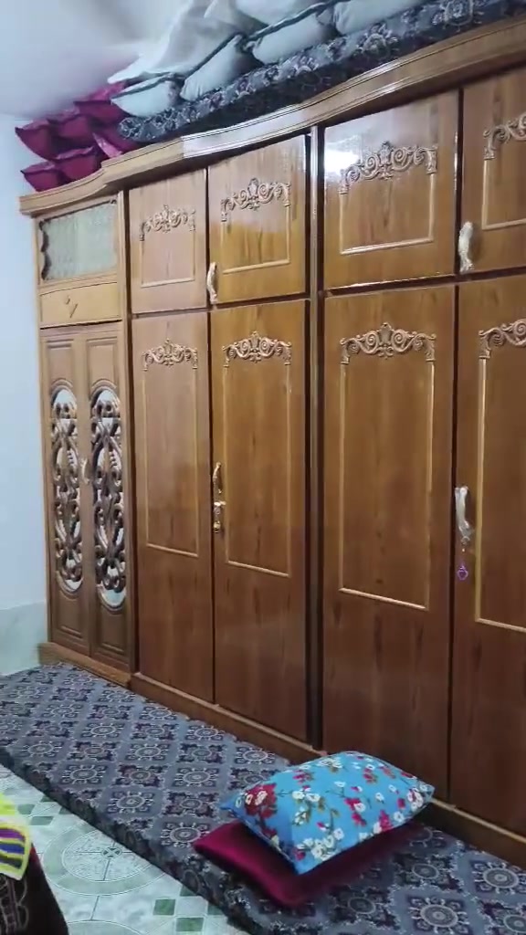 السلام عليكم شباب عندي غرفة اخشاب كامله البيع متواجده هيت الزويه البنمر قرب جامع الهدايه  السعر واتفاصيل ع هاتف  ‏‪0  7830009205‬

