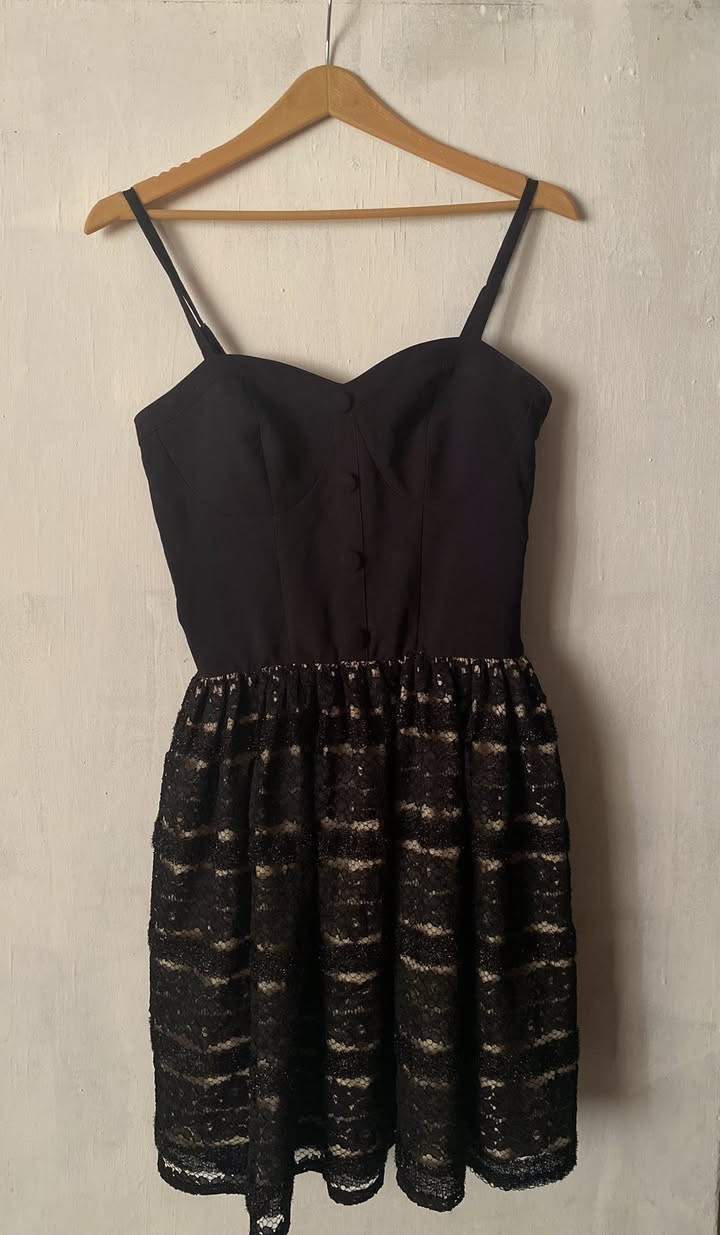 مرحبا بنات 👀❤️

عندي ٣ فساتين ملبوسات مرة وحدة فقط و أريد ابيعهن بنص السعر بسس🥹

قياسهن يلبس سمول وميديم ⚪️🎯

الاسود الطويل ب٢٥
الاسود القصير ب٢٠ 
الوردي ب٣٠ 
البدلة الوردية الاوف شولدر اخذتها ب١٨٠ ابيعها ب١٢٥ 
الوردي البناتي ب٥٠

والي عندها بعد استفسار يخص القياس او صور حقيقة باللبس يتفضل واتساب 😊
***********
