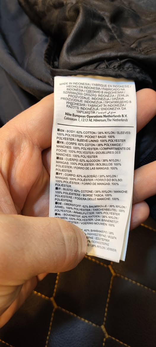 NIKE 
سبورت مطري خفيف 
%باله اوريجنال 100
نظافة ممتازة 
بيها شخط بسيط اخر صورة موضح 
L القياس 
58cm عرض الصدر 
68cm الطول 
السعر 20 الف مع التوصيل
الضرر شخط بسيط بالردن اليمين و موضح بالصورة الاخيرة


**إذا كنت صاحب هذا الإعلان وتريد حذفه لأي سبب، رجاءا أرسل رسالة إلى الدعم الفني**