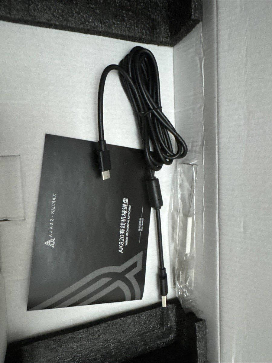 لوحة مفاتيح ميكانيكية من ماركة Ajazz وطراز AK820. تجربه مثاليه للالعاب ريد سويج السعر 40 الف 

لوحة المفاتيح AJAZZ AK820 (النسخة السلكية الأساسية) واحدة من أفضل الخيارات الاقتصادية التي توفر تجربة كتابة فاخرة، وإليك شرحاً مفصلاً لمواصفاتها ومميزاتها:
1. التصميم والهيكل (Gasket Mount)
تعتمد النسخة الأساسية على نظام تعليق داخلي يُسمى Gasket Mount، وهو ما يجعل الضغط على المفاتيح أكثر مرونة ونعومة، ويقلل من حدة الأصوات المزعجة الناتجة عن احتكاك المكونات الداخلية، مما يمنحك صوتاً "ثقيلاً" ومرضياً عند الكتابة.
2. المواصفات التقنية
الحجم: 75% (82 مفتاحاً)، وهو حجم مثالي يجمع بين توفير مساحة للماوس ووجود مفاتيح الأسهم).
الاتصال: هذه النسخة سلكية فقط عبر كابل USB Type-C قابل للفصل، مما يضمن سرعة استجابة عالية جداً وبدون أي تأخير (Input Lag).
المفاتيح (Switches): تأتي غالباً بمفاتيح Ajazz Sea Salt (خطية/Linear) التي تتميز بسلاسة الحركة، وهي مشحمة مسبقاً من المصنع (Pre-lubed).
تبديل المفاتيح (Hot-swap): تدعم اللوحة تغيير المفاتيح يدوياً (3-pin أو 5-pin) دون الحاجة للحام، مما يسهل عليك تخصيصها لاحقاً.
3. المزايا الترفيهية
مقبض التحكم (Knob): تحتوي على مقبض معدني في الزاوية العلوية للتحكم السريع في مستوى الصوت (كتم الصوت بالضغط عليه).
الإضاءة: تدعم إضاءة RGB كاملة مع أنماط متعددة يمكنك التنقل بينها عبر مفاتيح الاختصار، وتتميز بأنها "South-facing" لضمان سطوع أفضل وتوافق أعلى مع أغطية المفاتيح (Keycaps) المختلفة.
4. جودة البناء
تأتي أغطية المفاتيح مصنوعة من مادة PBT المتينة التي لا تلمع بسرعة مع الاستخدام، كما تحتوي من الداخل على طبقات متعددة من فوم السيليكون لامتصاص الصدى وتحسين جودة الصوت


**إذا كنت صاحب هذا الإعلان وتريد حذفه لأي سبب، رجاءا أرسل رسالة إلى الدعم الفني**