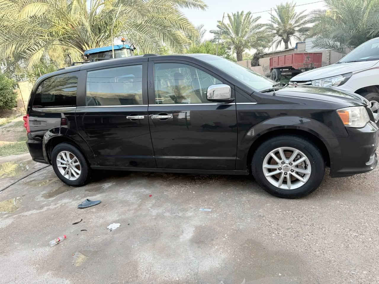 السلام عليكم دوج كرفان ٢٠١٩ لون اسود رقم واسط بسمي تحويل ثاني يوم سياره مواصفات SXT سياره جديده كلش جاهزه مجهزه استخدام شخصي ماشيه ٩٣ الف تخم تاير جديد قبل سبوع تبريد ثلج  صدر امامي خلفي كله جديد مكينه ٣٦٠٠ كفاله سياره بيها قطعتين تبديل والباقي كله كفاله مكان واسط نعمانيه //***********/// السعر /١٨٢ وبيه مجال //
