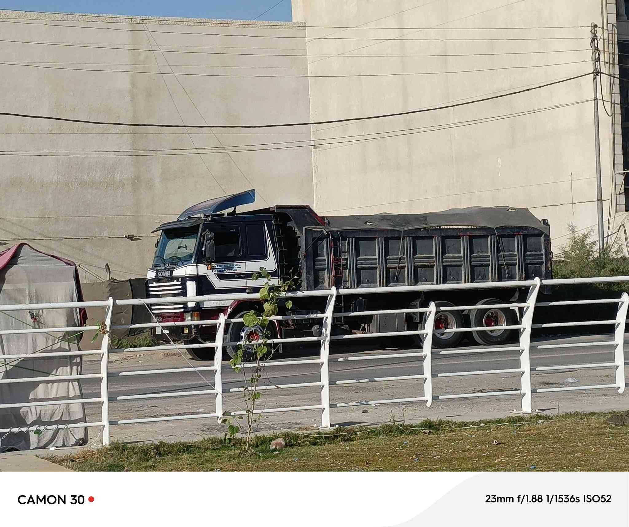 السلام عليكم سكانيا للبيع 143 موديل 92 سنويه بسمي جديده سنكل جوبلس بومه دسك كير 5×5 للاستفسار ***********
