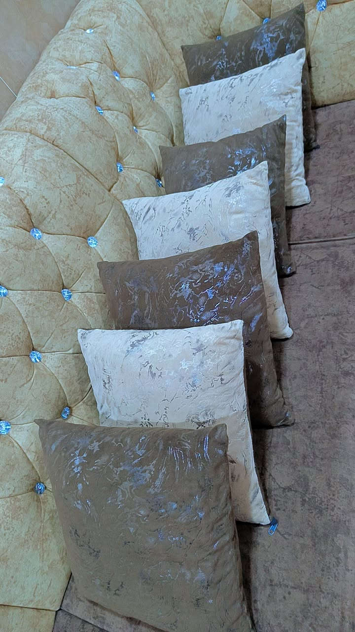 طخم طبلات للبيع
الكبيرة 80/80واربعه زغار نظافه فول

السعر ٦٠ 

وكوشات ٧ قماش شامو بيهم سحاب

الوحدة 2000الفين

***********
