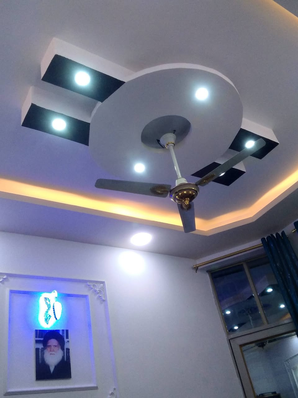 بيت للبيع واجهيه ٨متر ونزال ١٥متر =١٢٠متر
ابيع ١١٠متر اقرار محكمه مشمول بتطويب
 بناء طابوق نهروان اساس وسقف صرب 
يتكون من غرف نوم عدد٢ وحمام خارجي وداخلي 
مطبخ  وصاله وستقبال ومكشوفه عدد٢
حداديت البيت جنر  وجبسن بورد
البيت بناء جديد ٢٠٢٥شهر السابع تم اكاله
مكان البيت مقابيل الغازيه جوار ملحق الغدير عمود ٣١٤
سعر البيت ٤٥ مليون وبي مجال 🤳*********** بي واتساب
