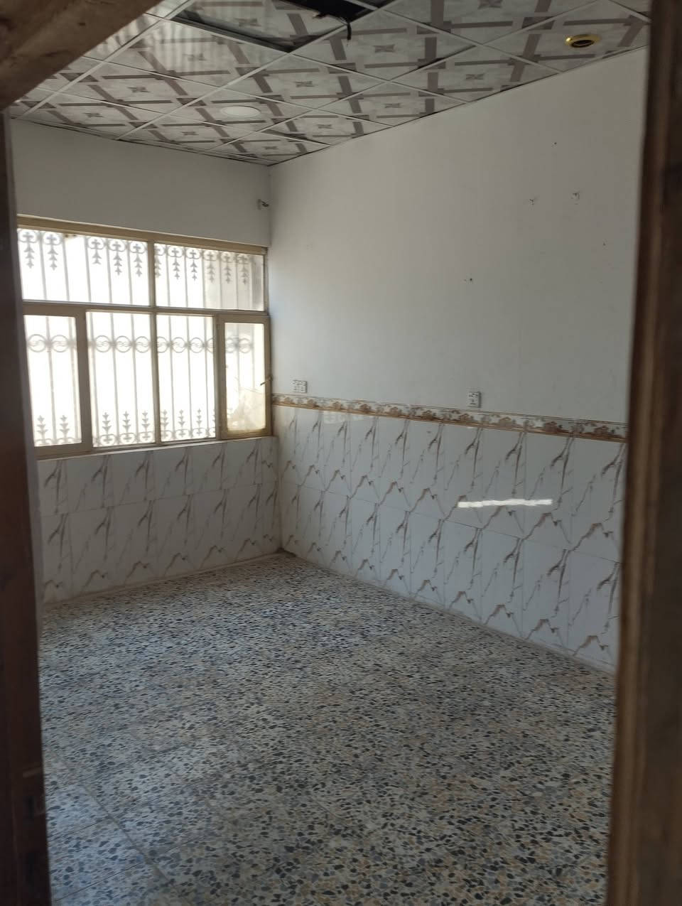 يا الله بيت للايجار مساحه 100 مربع العنوان مقابل قريه الغدير شارع المطحنه سعر إيجار 200 استفسار اتصال *********** مكتب احمد للعقار
