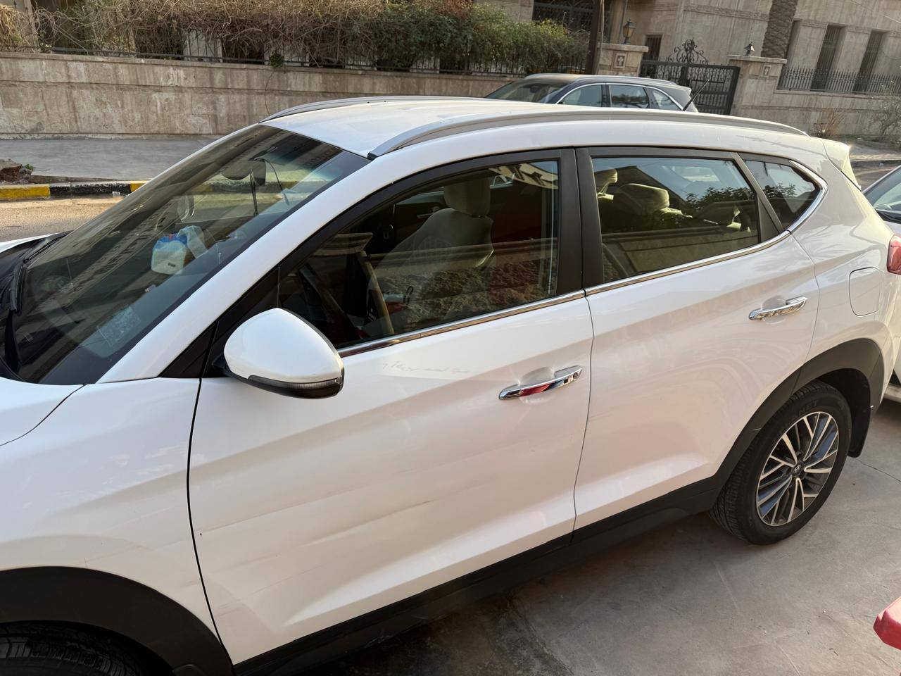 توسان خليجي
موديل  ٢٠٢٠ 
اللون ابيض 
شاحن وايرلس
كشنات بقلاوة 
لايت دوار
كشنات كهربائي 
والباقي المواصفات معروفة 
ماشية ٧٥ الف 
طخة خفيفة في باب السائق وباقية بدون تصليح
السعر $$21.000 وبيها مجال 
للتواصل على الرقم *********** واتساب 
غير متواجد على الماسنجر
