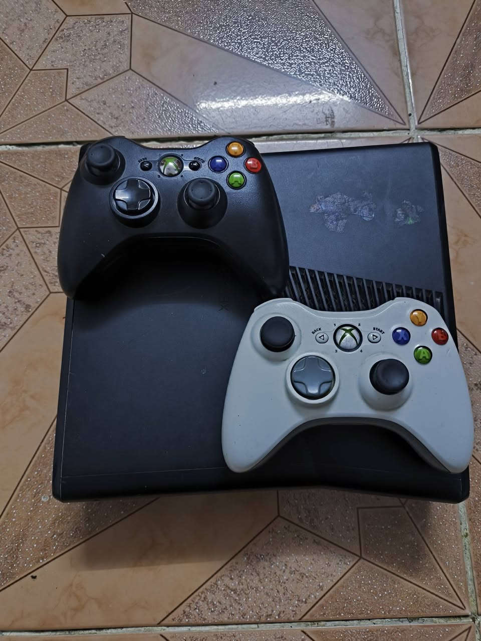 جهاز اكس بوكس🎮 للبيع شغال بدون اي خلل👾
 
بيه pess 2022⚽  وايضا مع دبل جويستكان بدون اي خلل طبعا🎮🎮

السعر 120الف 💸فقط وبيه مجال بسيط للشراي💰

للتواصل 📱***********☎️
