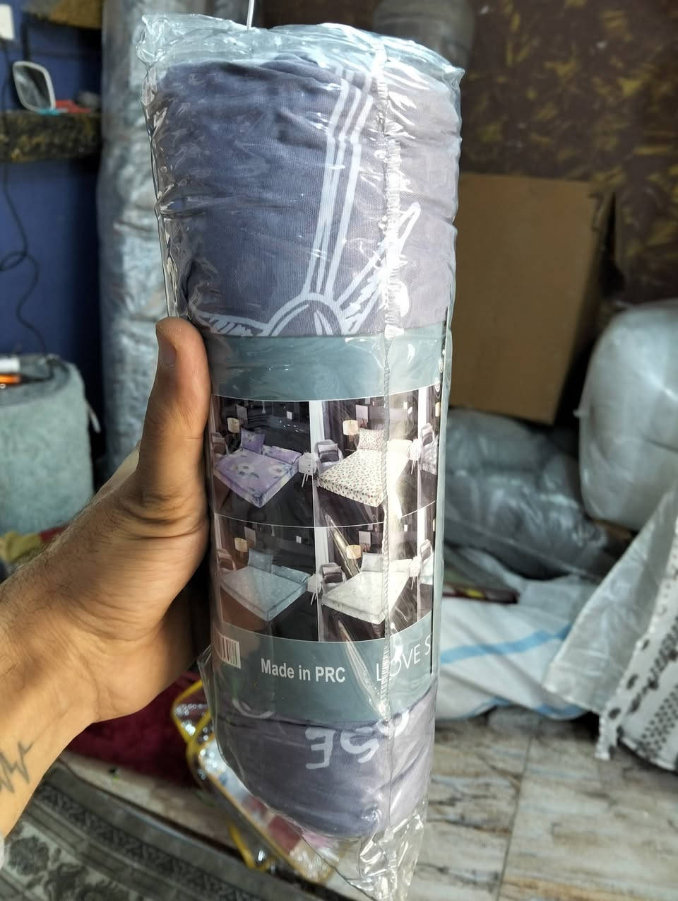 تلبيسة نفرين مع وجوه مخاد 2 قطني درجة اولى 
السعر 7000 فقط 
العنوان التحرير دور الجاهزة مقابيل محل كرزات حمودي يوجد توصيل ***********
