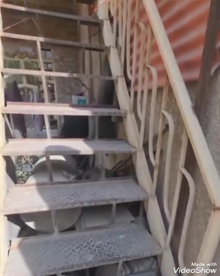 مشتمل للايجار طابق اول باب منفصل يحتوي على غرفة نوم واحدة وصالة كبيرة ومطبخ وحمام فقط لنفرين عوائل كهرباء خصخصة الغدير محلة 706 شارع مدرسة سعد لا نتعامل مع مكتب دلالية للاستفسار الاتصال ***********
