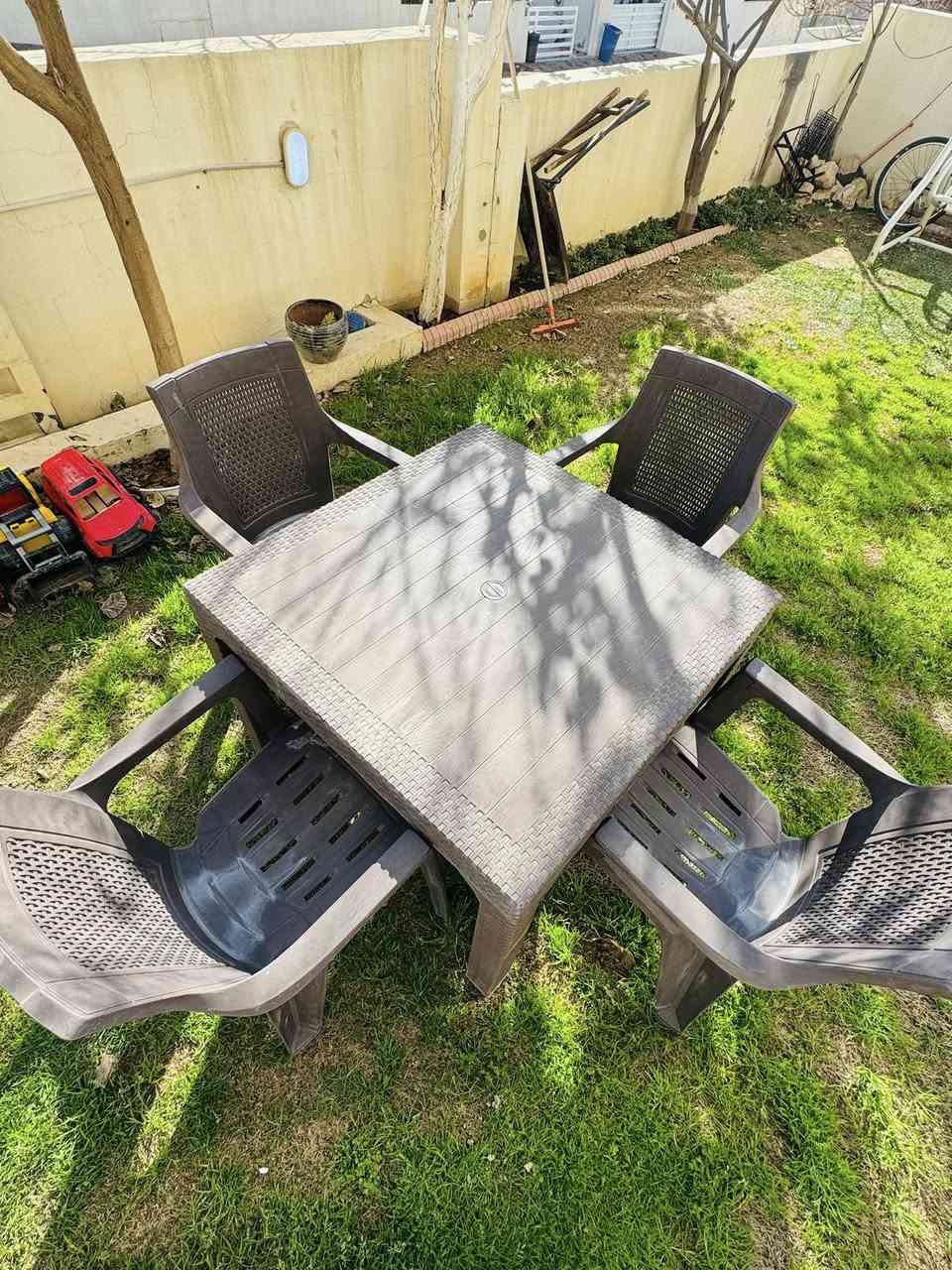 للبيع ميز مع اربع كراسي نضافه 
 السعر 55الف بي مجال . العنوان اربيل التواصل على الرقم ***********
