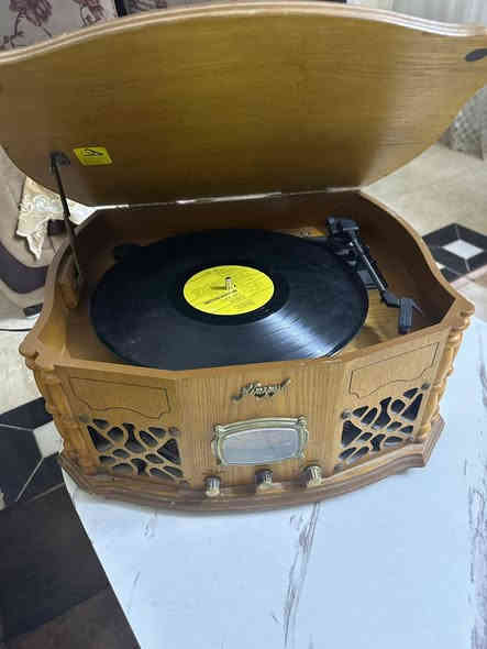 مسجل راديو انتيكا اسطوانة الاسطوانة غير شغالة الراديو فقط شغال السعر ٩٠ الف دينار ***********
