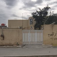 بيت مساحة 220 متر للبيع يحتوي على استقبال وصالة ومطبخ وغرفتين وثنين من...