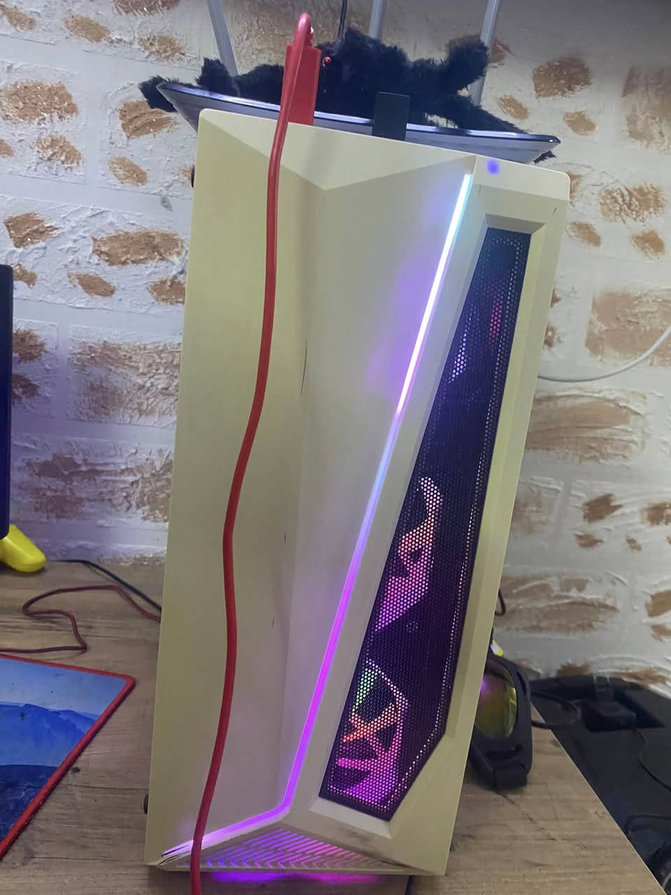 سلام عليكم
Pc gaming
معالج xeon E5 2640 v4
المعالج بقوه i5 جيل ٨
رامات ١٦ ddr4
كرت rx560 ti 8g بقوه rx580
500hdd
Ssd128
مكاني موصل توصيل ماعندي
سعر ٣٥٠ 
رقمي ***********
