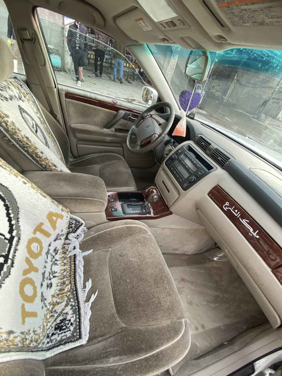 مەلیکە مووس مەکینە 175
سئ دوکمە پەردە 
ناو زەرد
بی بویاخ کامل مەسرەف کراو
بریکی بەسراوە
بئ دەعمو لیدراو
رونی گیرو مەکینەو
سیرفزی تازە کراوە
47گەلاو مەجال
***********
