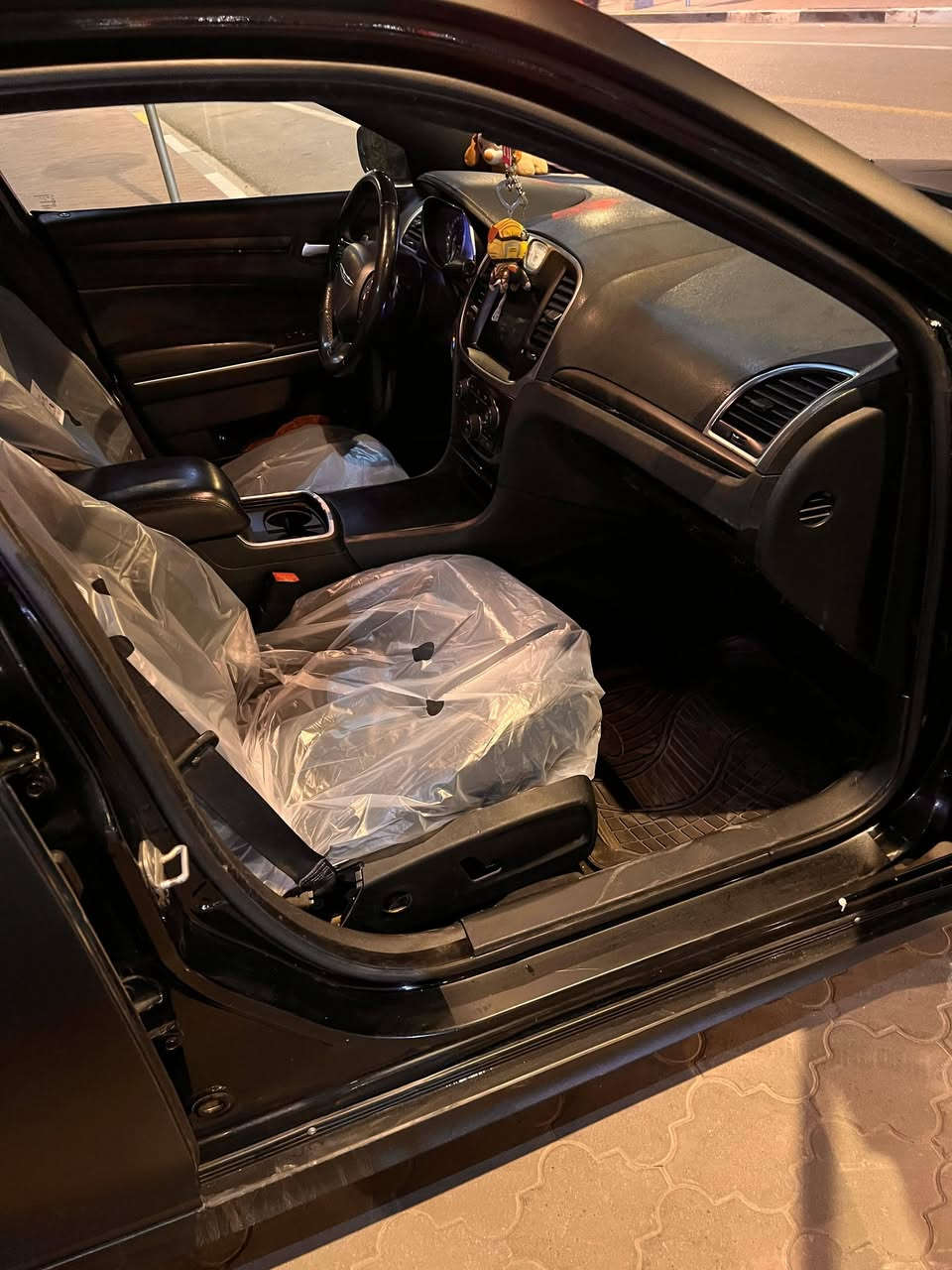 اوباما C300
مديل 2018
RT 5•7
السياره مغلفه اسود طافي لون الاصل اسود 
تخم تاير 
حداديه 
مكينه 
كير 
خير من الله 
كصه جنطه 
متؤمه شمالي مال سياره اصليه ع رقم لشاصي شغل فول ادخلك للشمال 
مواصفات خير 
كشنات كهرباء
تحكمات 
شفتات 
هواي شغلات 
ملاحضه : السياره ع وضعها وصار بيها حادث بسيط بالباب مال لعبري يطيح من سعرها او تريدها جاهزه 
ترهم مراوس او بيع مال مستعجل كلش 
السعر 65 بيها مجال 
***********
