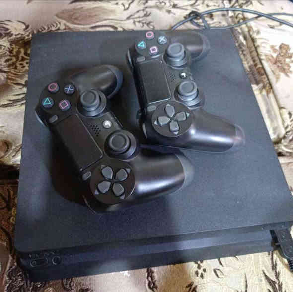 بلي ستيشن4 سلم ما مفتوح ونضيف  بلي نضيف ما مفتوح ويا يدات ثنين وحدة اصلية والثانية تجارية وياهن شاحنات ثنين لليدات اصليات ويا فيفا 2025 وجي تي اي بلي اون لاين مو مهكر وتجي تفحصة وتشوفة وتاخذة ومكفول من كلشي
السعر 275 وبيه مجال قليل ***********
