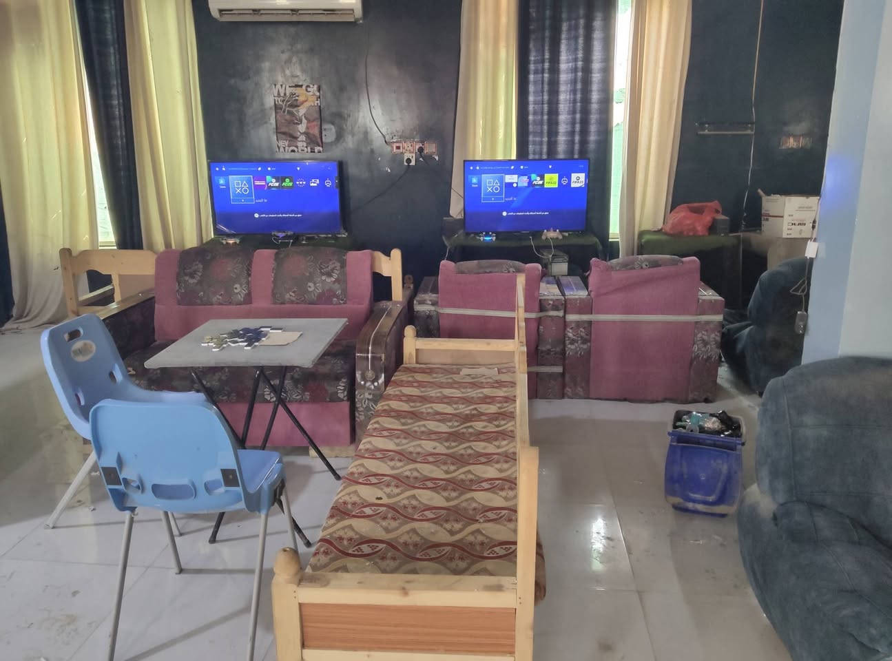 كوفي للبيع في حي الاحمدي فوق مرطبات ليمونه الشارع التجاري السعر ٦ ونص بيه مجال بسيط كملت عليه ب10 ونص الله شاهد ***********
