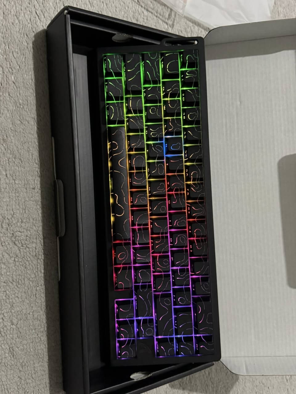 Keyboard:

ATTACK SHARK X68 PRO HE Wireless + Wire جدید

� معلومات أساسية

 • الموديل: X68 PRO HE

 • نوع السويتش: مغناطيسي (Hall Effect)

 • Hot-Swap: ✅ تگدر تبدل السويتشات

 • الكيكابس: PBT دبل شوت (ما تبهت)

 • الهيكل: ألمنيوم CNC قوي

� البطارية:5000mAh🔋

� الحجم والوزن

 • الوزن: 780 غرام

 • الحجم: 32.5 × 11 × 4 سم

✔️ سرعة 8000Hz

✔️ Rapid Trigger 0.005mm

✔️ واير + وايرلس

✔️ سويتش مغناطيسي

✔️ تفعيل قابل للتعديل

اللون: أسود

سعر:٧٠ الف


**إذا كنت صاحب هذا الإعلان وتريد حذفه لأي سبب، رجاءا أرسل رسالة إلى الدعم الفني**