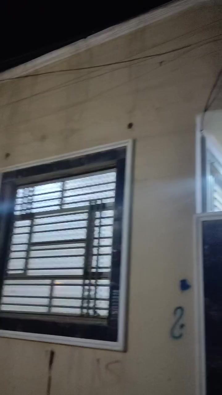 السلام عليكم بيت 100 متر امامي مطلوب مبادره 92 مليون
تدفع نقد 50 مليون وانته تسدد المبادره 92
بيت بناء جديد مطلوب مبادره مكون من غرفه جوة وغرفه ببطابق الثاني وصحيات داخليه وخارجيه واستقبال وصاله ومطبخ 
المنطقه فول خدمات تبليط وانترنيت وضوئي وكهرباء ومجاري وماء
العنوان الاسكان الصناعي 
للاستفسار واتساب ***********
