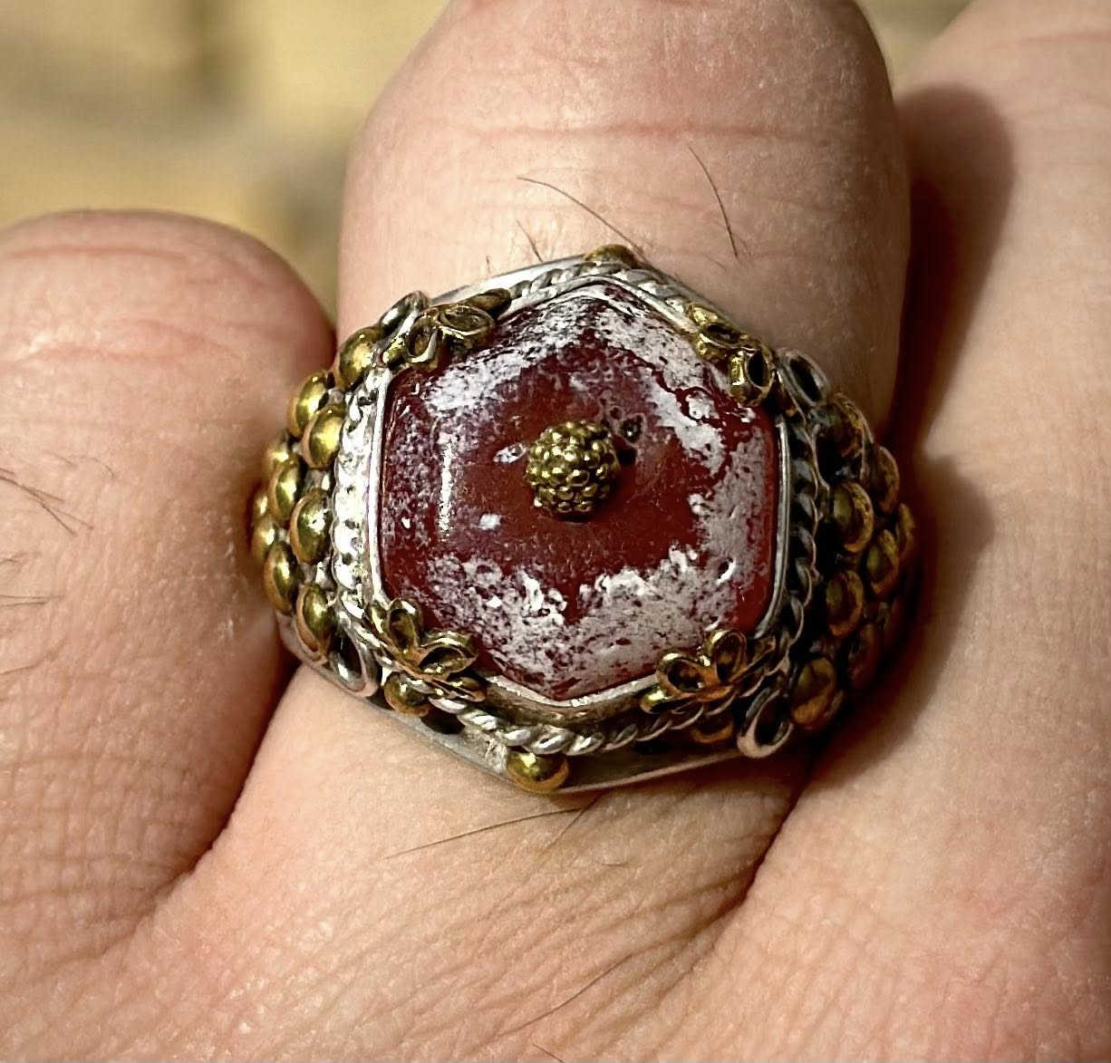 عقيق يماني قديم جدا خامة نادرة اصليه  ذمة طبيعي رباني قطعة قديمة  وانتيكا. أنا خاطة بشهر رجب يعني خطها رجبي ذمة الفضة منقوشة على فضة  صياغة يدوية ثقيلة فضة سعر والاستفسار خاص يتوفر توصيل


**إذا كنت صاحب هذا الإعلان وتريد حذفه لأي سبب، رجاءا أرسل رسالة إلى الدعم الفني**