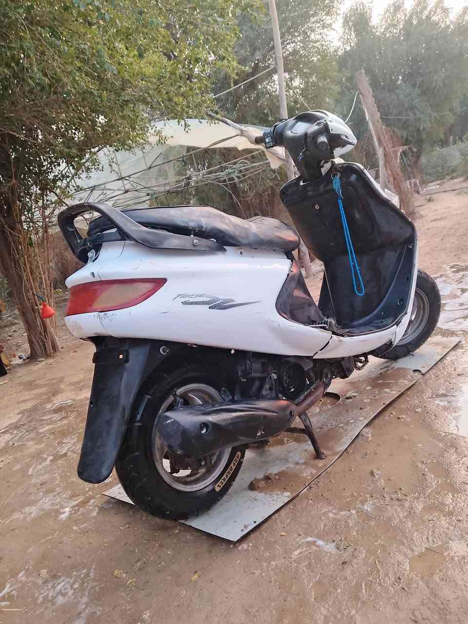 سلام عليكم دراجه فراشه محرك حاويه دراجه شغاله شلف وا هندر سعر200قفل قفل ***********
