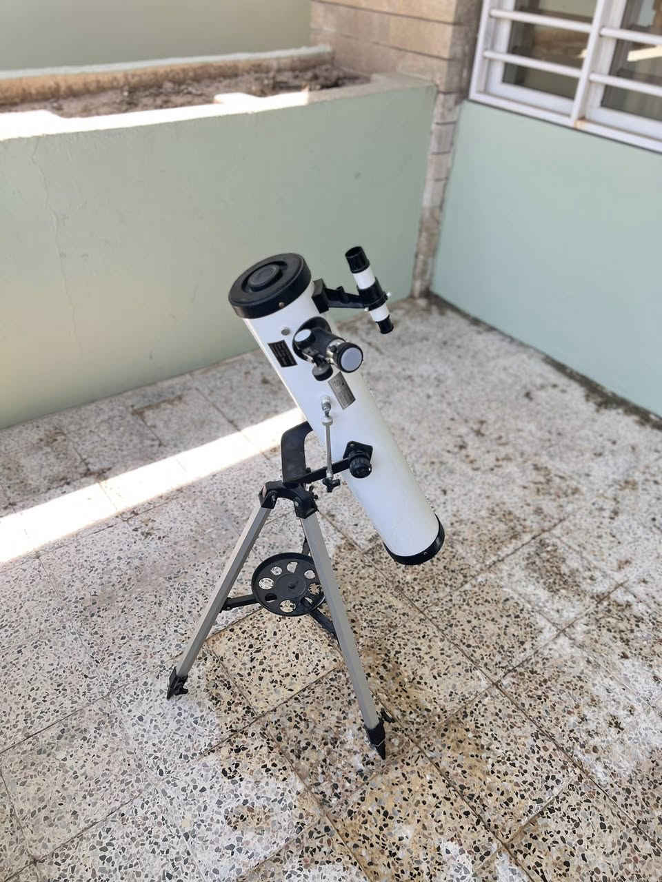 تلسكوب F70076 للبيع مع كامل ملحقاته من عدسات🤎 🔭
شنو تكدر تشوف بي ؟
القمر بكل وضوح وتفاصيله
الكواكب والاجرام مثل المشتري وزحل والمريخ 
واذا انت محترف بالرصد راح تكدر تشوف حتى النجوم والسدم 
______________
شنو الملحقات مالته ؟
١- عدسة من شركة CELESTRON بقوة 6mm
٢- عدسة من شركة CELESTRON بقوة  32mm
٣- بارلو 2X للتكبير 
٤- عدسة eyepiece بقوة 1.5X 
٥- عدسة فلتر شمسي
٦- ثلاث عدسات مختلفة الاحجام لرؤية الاجرام الابعد
_______________
السعر ١٥٠ الف وبي مجال ❤️


**إذا كنت صاحب هذا الإعلان وتريد حذفه لأي سبب، رجاءا أرسل رسالة إلى الدعم الفني**