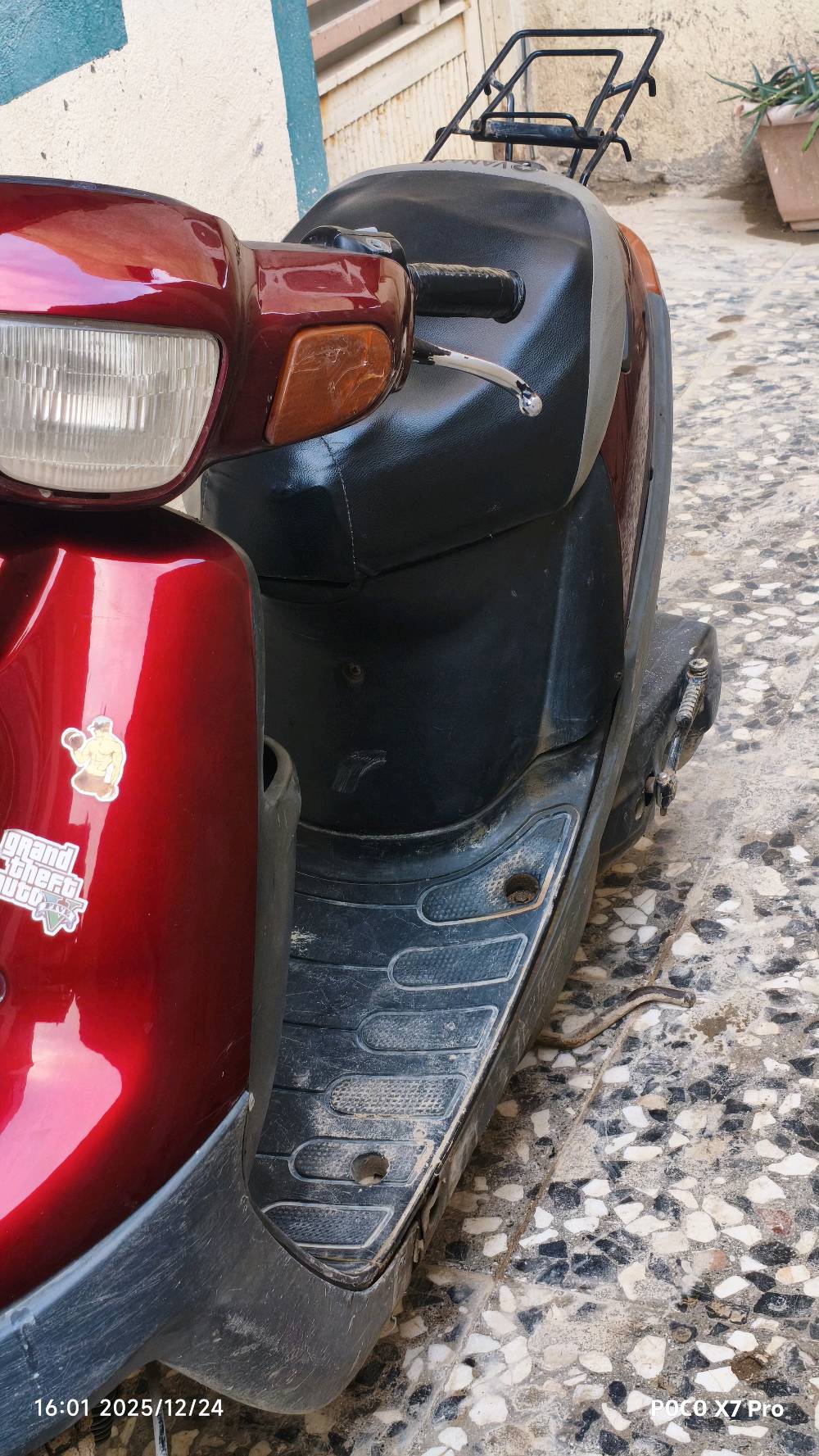 السلام عليكم...  الدراجه موديل 2003....  شاصي شخط مابي .....  الدراجه امانت الله تاخذها وتنسه المصلح....  لايت امامي....  بك لايت خلفي...  اشاير يمنى يرسا....  نكره سلف تشتغل بل7الصبح....  الكفرات شخط مابيهن....  الصالنصه بلادي...  مكينه ناعمه.... السرعه الحقيقيه 55 شلعه ومعدل....  النواقص الي بيها..  قبق حمايه مال دبه الدهن. دكمه هورن و. الماشه بيها عوج بصيطط جداً يصلح واذا تريد اوكعلك من فلوسهن..كربلاءالمقدسة.الحرالصغير ***********   