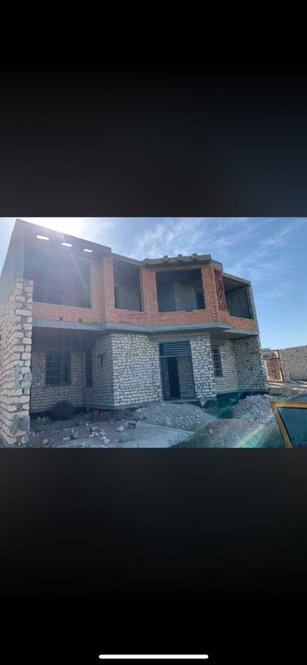 السلام عليكم يوجد بيت هيكل للبيع مستعجل بالصوفية  البو محل طابو زراعي سند ٢٥ تحويل مباشر  مساحته ٤٢٠ م يتكون من استقبال وهول وصالتين ٥ غرف ٥ حمامات ومطيخ حار وبارد وكراج وحديقه ومناور  السعر ٨٠ وبي مجال  للاستفسار الاتصال بصاحب الدار ***********
