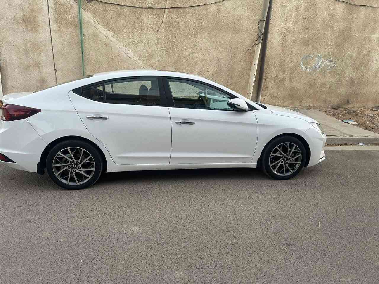 سلام عليكم النترة موديل ١٩ خليجي مكفوله كفالة عامة بيهة شخط صغير وصابغة عل كد اشبر فول مواصفات واحد عل واحد فتحة كير محرك تبريد صدر كلا فول سيارة جديدة 
بصمة تشغيل 
بصمة بيبان 
بصمة صندوك 
اشارة ترحيب 
مري شفط 
سبير منازل 
٥ويل كب  السعر ١٧٠ وبيها مجال قليل 
بسمي رقم بغداد مشروع وطني سنوية
 لل٢٠٣٠
العنوان بغداد الزعفرانيه وهذ رقمي***********
