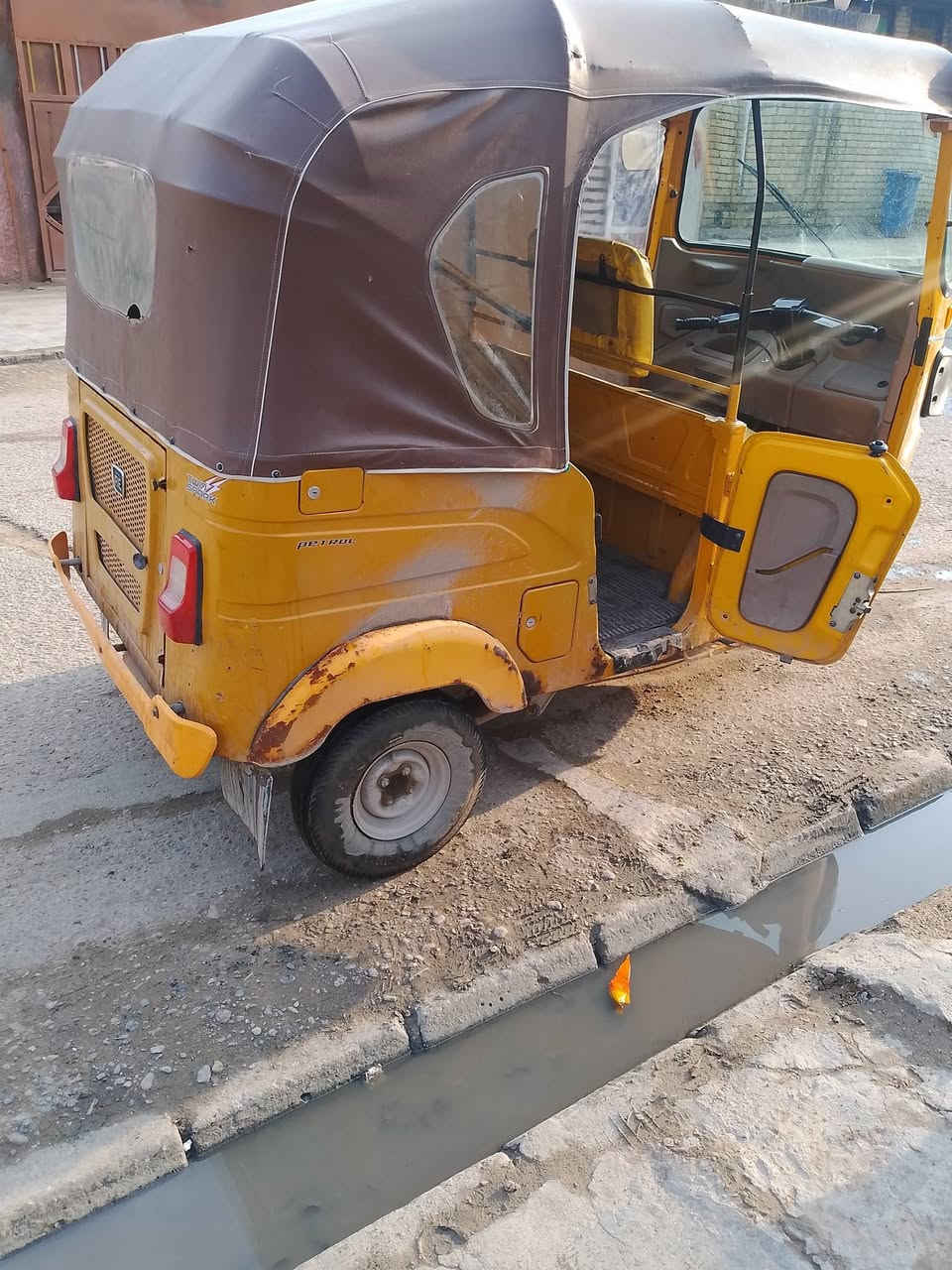 تكتك موديل 21
نضيفه كلش بيه سنويه ورقم باسمي
 سعر سبعه وربع قابل للتفاوض
تواصل على رقم  ***********
عنواني بغداد منطقه الباويه شارع الجامع
