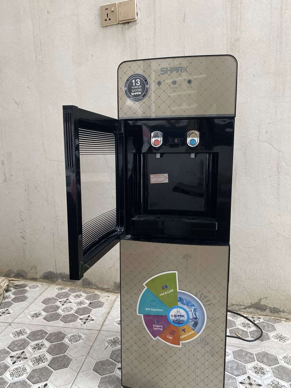 السلام عليكم براد نضيف الكل شغال حار وبارد مستخدم اسبوع اخو الجديد السعر 125 وبي مجال حك الجية مكان بعقوبة رقم ***********
