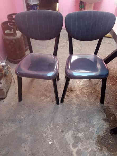 ميز واربع كراسي اقماش امغلف للبيع استفسار 
***********
***********
