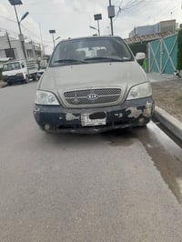 كيا سيدونا موديل ٢٠٠٥  ٧ راكب صبغ عام اثر جراد محركها لبلادي بدايه كاز...