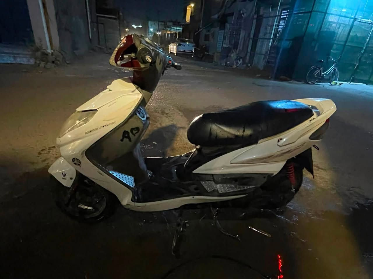 السلام عليكم دراجه سكنس للبيع دراجه تخبل مكينه ناعمه ما مفتوحه جيب فيتر وتعال افحص السعر ٦٥٠ العنوان بغداد الدوره شارع الصحه ***********
