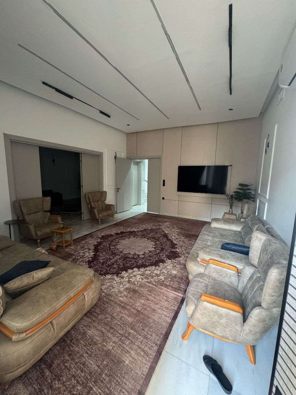 للبيع دار سكن بناء حديث درجة اولى 🏦

المساحة 300م 📏 واجهة 10 * نزال 30

📍 زيونة محلة 716 موقع سكني هادئ ومميز

يحتوي الطابق الأرضي على (كراج وحديقة ومطبخ حار/بارد واستقبال حولي كبير وغرفتين ماستر وخدمات) اما الطابق الاول (4 غرف ماستر وحولي وخدمات)

لمزيد من الاستفسارات مراسلة الصفحة او التواصل على الرقم الآتي:

☎️ *********** / شركة الجوهرة 💎

او زيارة موقع الشركة الكائن في:

📍 زيونة - محلة 710 - شارع القاعة الملكية - مقابل جسر الأمانة

🔍الشركة مجازة رسمياً من غرفة تجارة بغداد - إستثمر بأمان 🔎

📝 نستقبل كافة طلباتكم وعروضكم وعلى مدار الساعة ⏱️

"اتصل بالجوهرة والي تريده تبشره"💎
