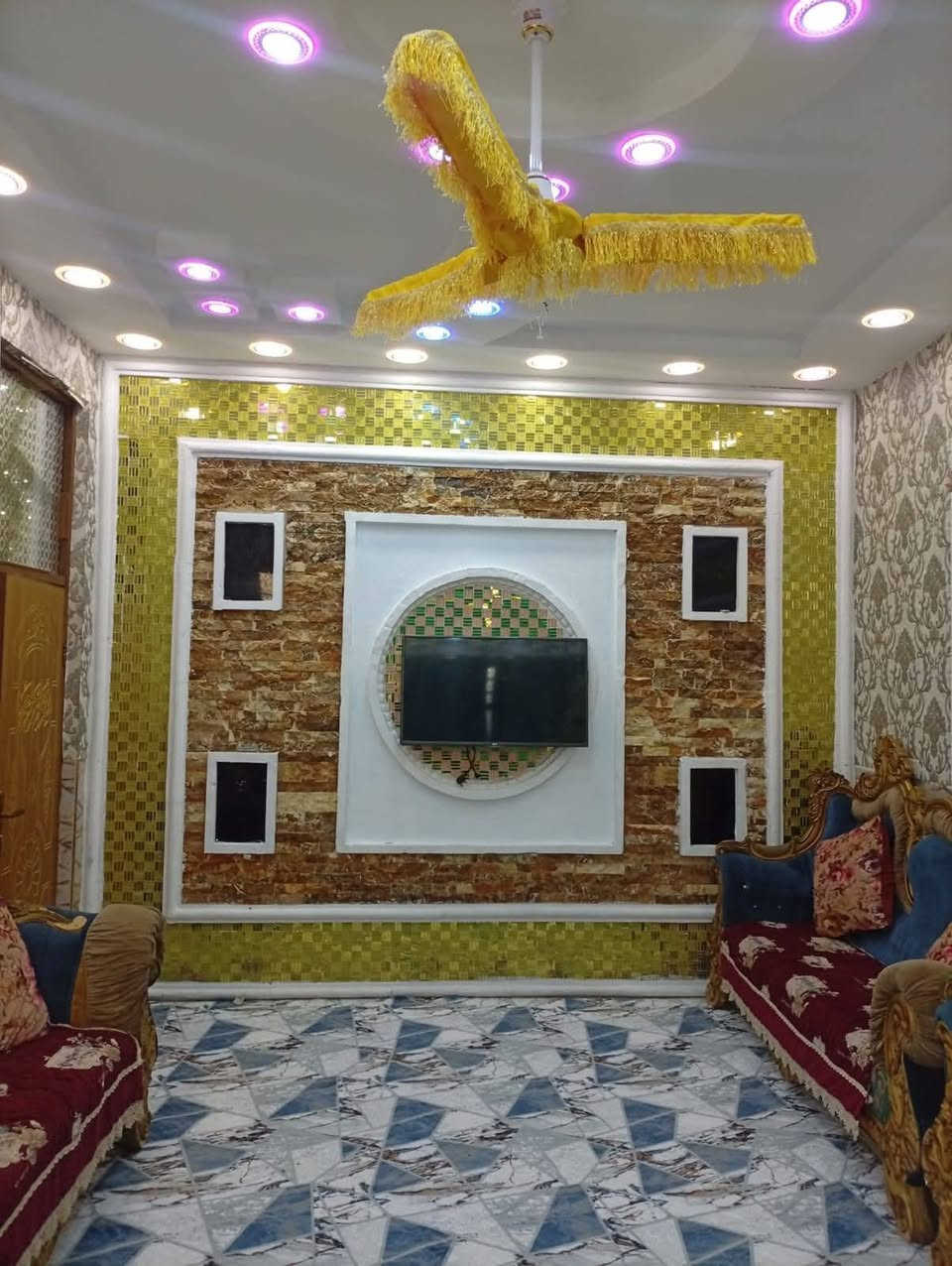 عقار للبيع مساحه ٢٠٠ متر واجهه ١٠ ونزال ٢٠ملحقاته ثلاثة مداخل
طابق الاول استقبال وصاله مطبخ بارد وحار ومنور وصحيات عدد٢ وغرفتين نوم وكراج كبير
 طابق الثاني غرفتين نوم وصالة حمام مشترك كبير وبيتونه كبيره وسطحين
بيت نضيف بناء درجه اولى بناء العقار ٢٠٢٢
خدمات كامله ماء وكهرباء مجاري منطقه هدوة على هيئه تبليط 
موقع العقار البلديات الظباط الثانيه الزراعي مجاور مجمع فدك شارع عشرين
لاستفسار الاتصال على الرقم ***********
