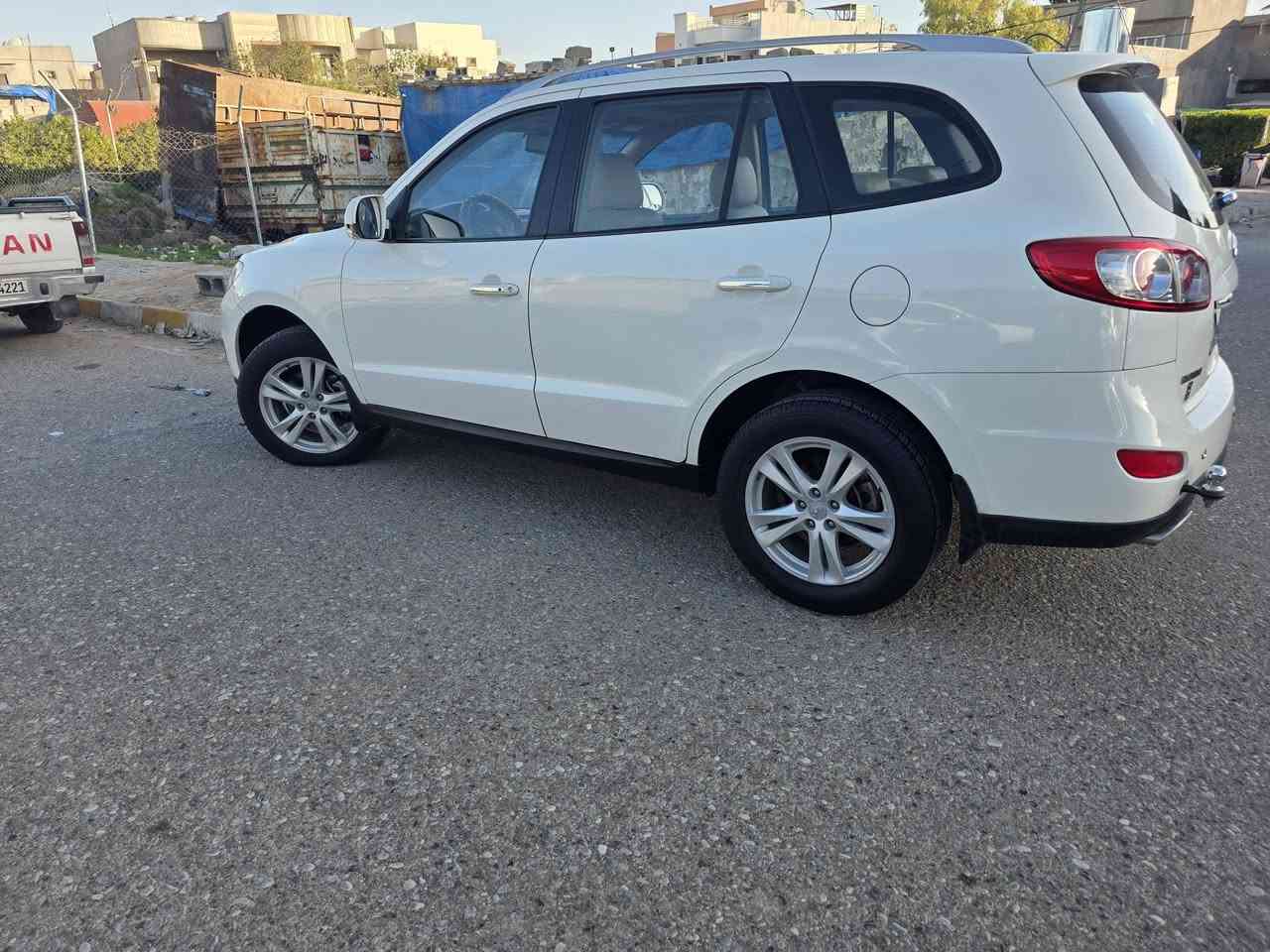 هونداي سنتافي ٢٠١٢ مكفولة كفالة عامة  لا صبغ لا تبديل لا فتح فول مواصفات خليجي بصمة فتحة تبريد ٣ قطع محرك كير شرط سنوية جديد شرط التحويل بسمي مكان السيارة كركوك السعر ١٧٠ بيها مجال بسيط ***********
