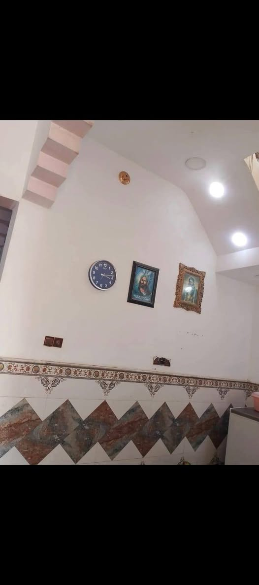 سلامو عليكم بيت مساحته 100 بنأ حديث درجه ولهه بنه جديد حي الموضفين قرب شيشان خدمات كلهه جديده سعر 100 مطلب سكان 15 نبيعهه مصفر تستلم طابو يطلع عليك 85 تاخذ طابو بسمك فقد تواجد عله رقم ‏‪***********‬‏
