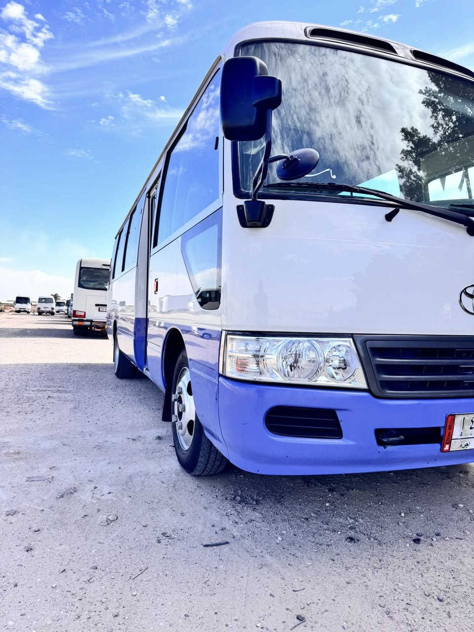 سلام عليكم كوستر مديل 13 رقم بصره السياره مكفوله من الصبغ بيها بارد بلازرق السياره  منظومه غاز موجوده بلبصره. الاستفسار ***********
