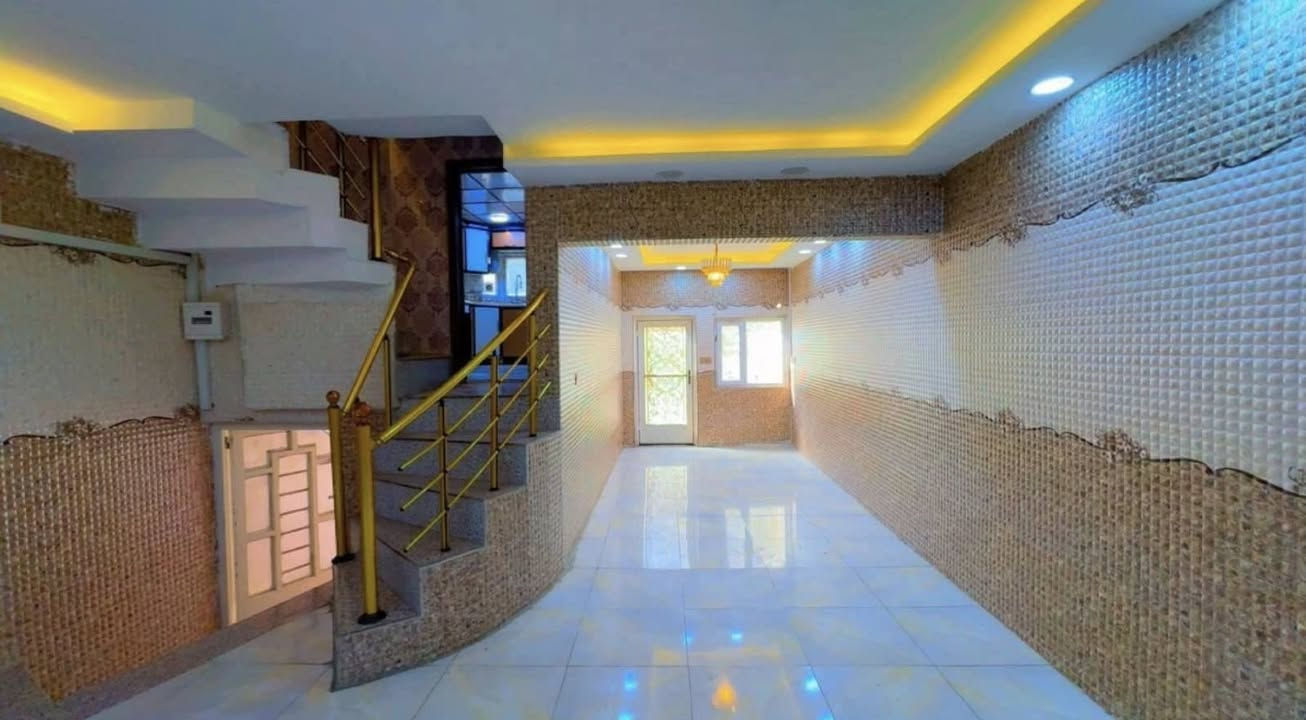 بيت للإيجار
في حي السكر قرب ساحة الغار 📍
المساحة ١٠٠ متر 

يتكون من ٤ غرف نوم وهول ومطبخ واستقبال وصحيات وكراج 

السعر ٦٠٠ الف 

للإستفسار 
***********
