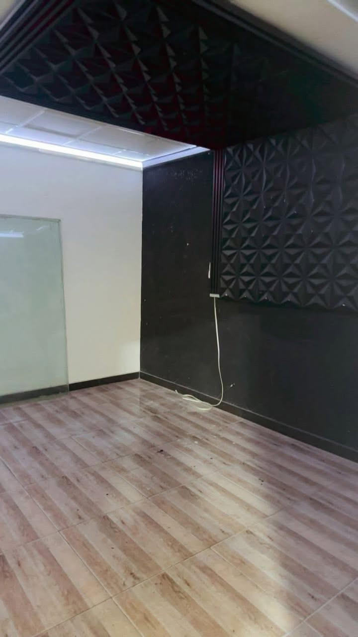 شقه للايجار طابق اول الجزيره الفيروزيه عله شارع اربع سايدات يتكون من غرفتين وصاله ومطبخ وحمام سعر 300قفل لا دكول طيحولي استفسار***********
