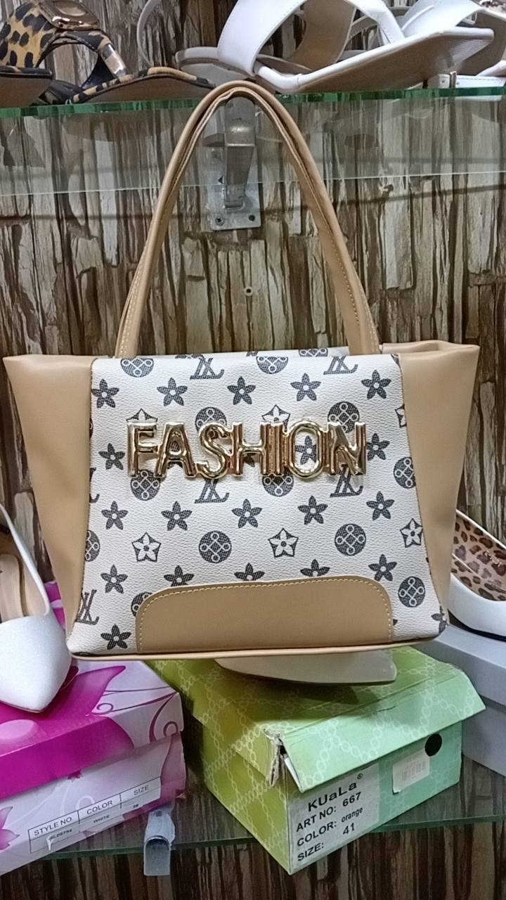 جنط نسائيه 🌹🌹🌹
  كلش حلوات وراقيات وموديلات مختلفه واحجام زغار وكبار وتوت باك وجنط ملابس بيبي بحجم جبير سعر القطعه 7000دينار اسعارنه مناسبه جدا 🌹
  يتوفر توصيل مجاني لحي الجمهوري


**إذا كنت صاحب هذا الإعلان وتريد حذفه لأي سبب، رجاءا أرسل رسالة إلى الدعم الفني**